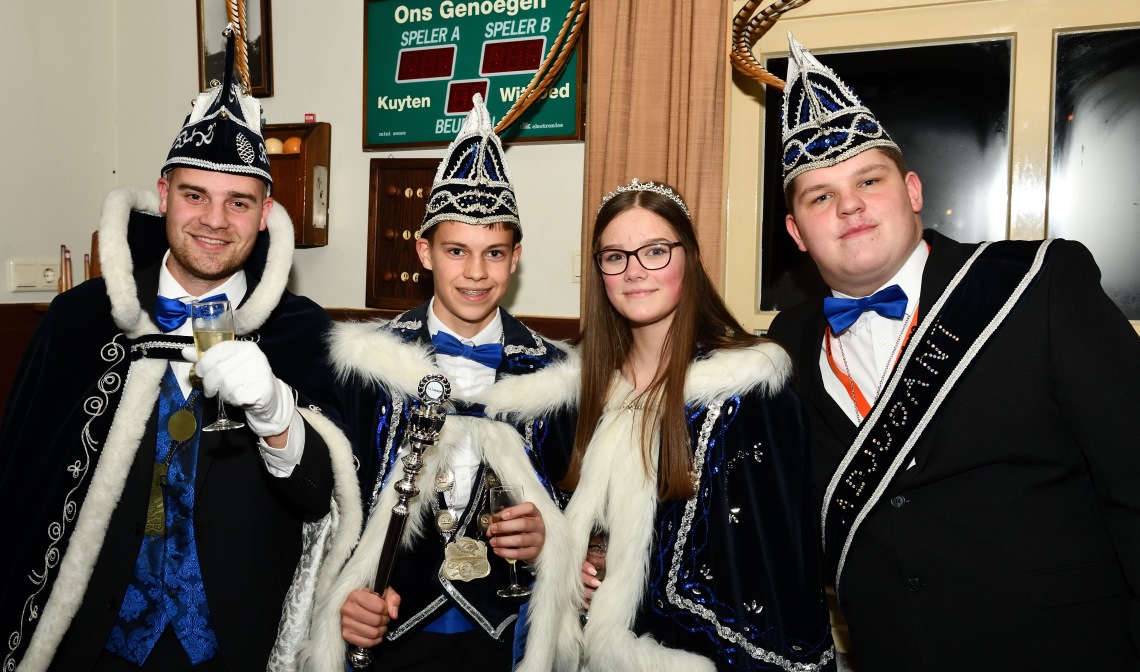 Prins Bas heft het glas met Prins Stan, Prinses Sanne en Adjudant Cody Jay