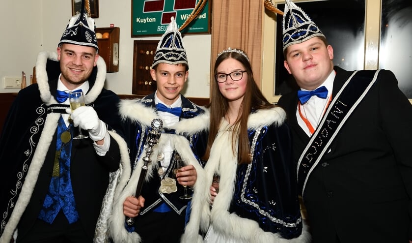 Prins Bas heft het glas met Prins Stan, Prinses Sanne en Adjudant Cody Jay | Fotonummer: 2c4b8b