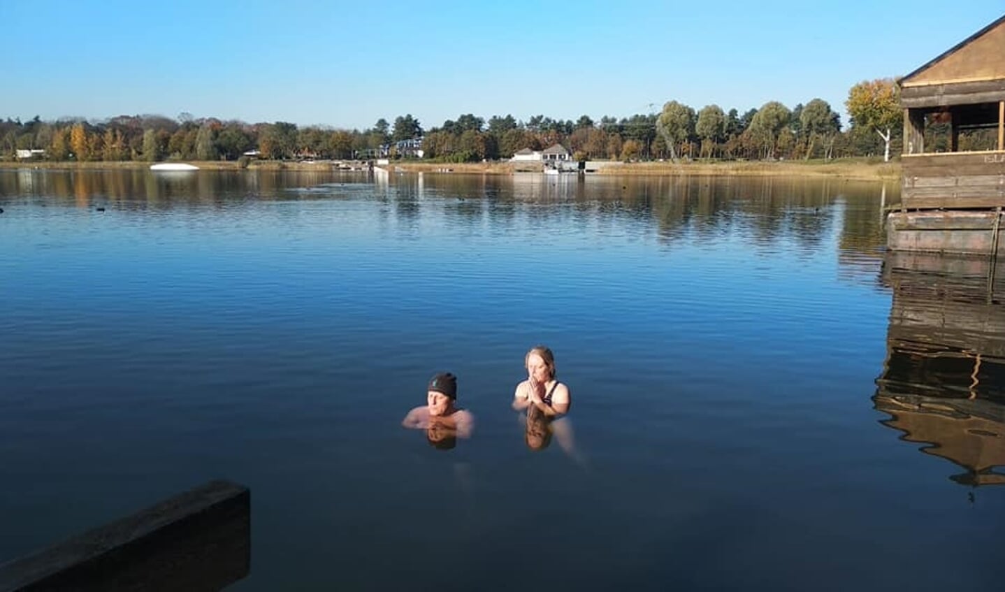 Twee deelnemers liggen in het koude water