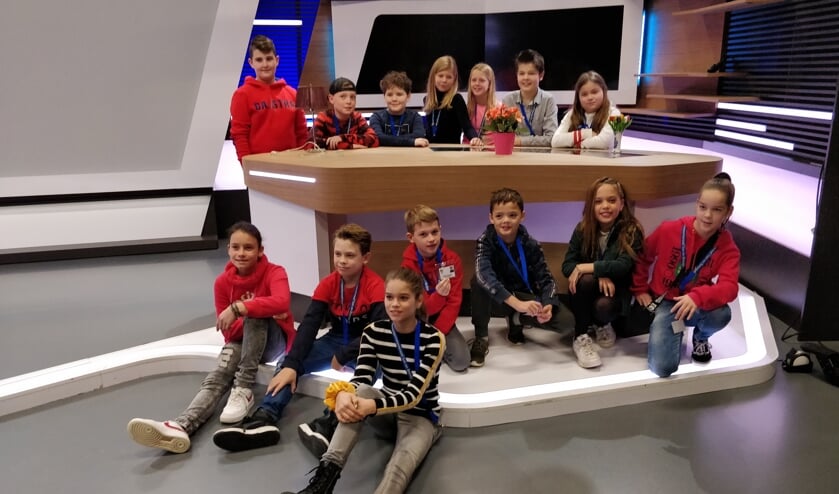 De jeugdgemeenteraadsleden in de studio van Omroep Brabant | Fotonummer: 284c3d
