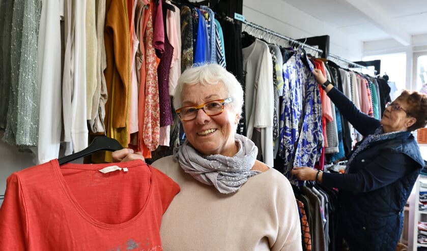 Annelies in 'twinkeltje met tweedehands kleding | Fotonummer: d61014