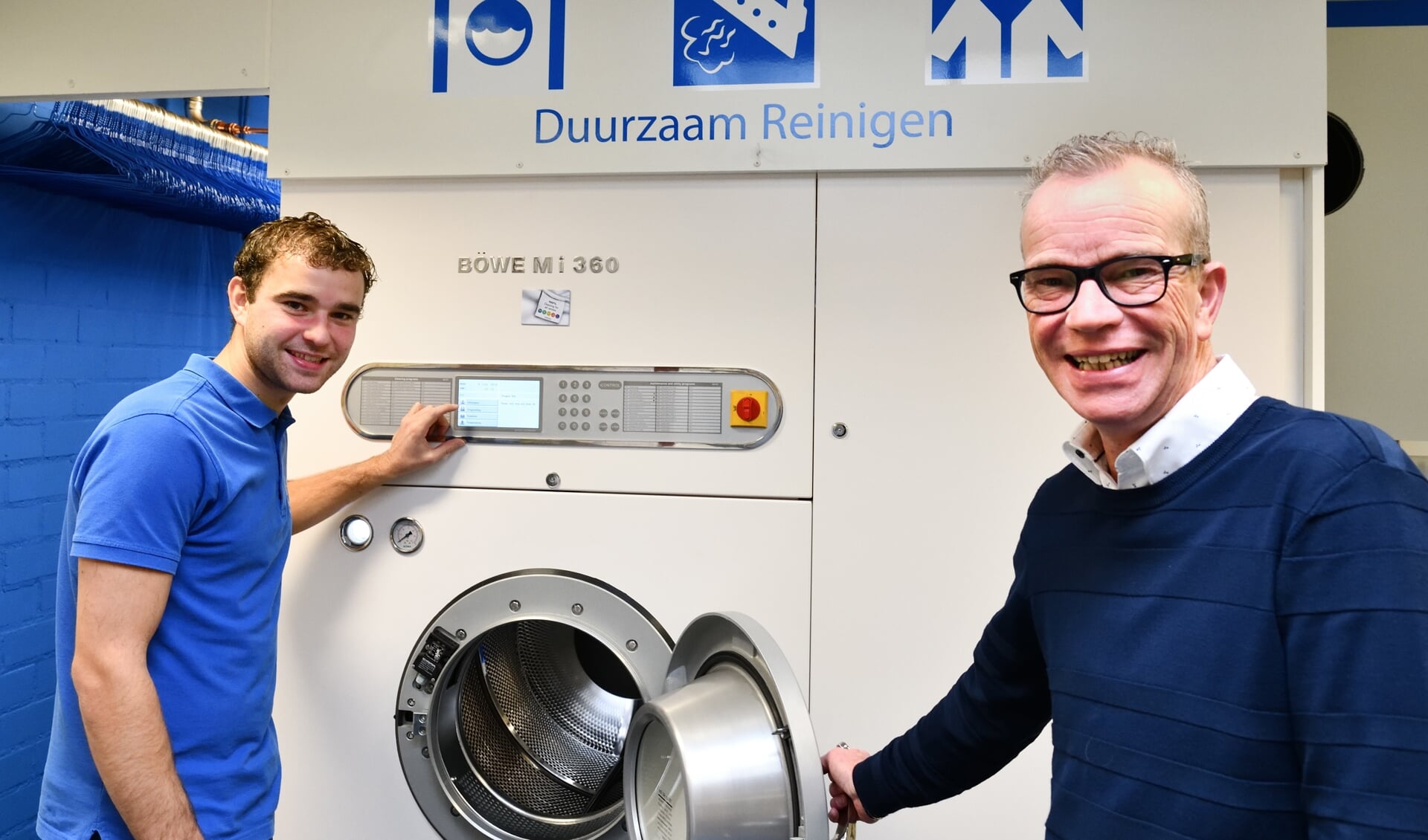 Kyron en René Brus bij hun nieuwe reinigingsmachine (archieffoto)