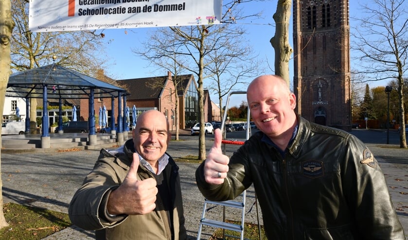 Jan Fidder (l) en Mark de Jongh (r) hebben het spandoek in het centrum opgehangen | Fotonummer: e41f26