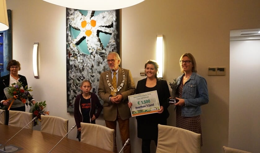 Vrijwilligers van buurttuin 't Zand nemen de Frans Zaal-bokaal 2018 in ontvangst | Fotonummer: 0d0383