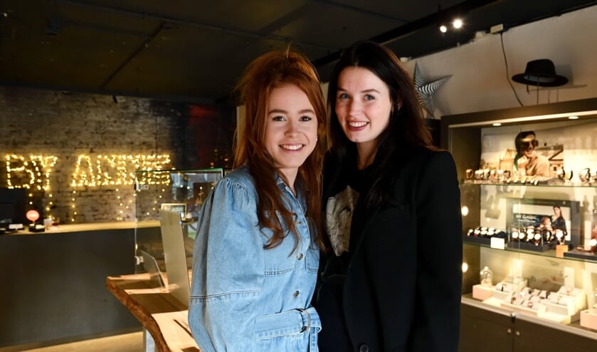 Danique (l) en Anne (r) in de winkel | Fotonummer: 88b831