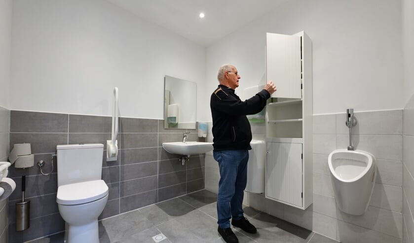 Marinus van der Leest in de nieuwe toiletruimte | Fotonummer: d7d065