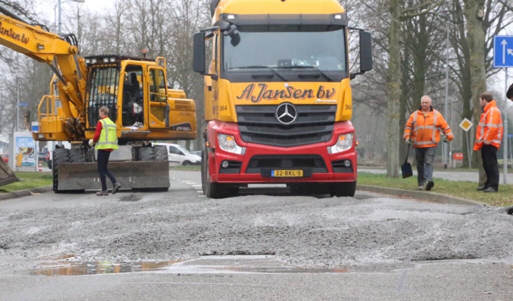 Vrachtwagen verliest zijn eigen vracht, ongeveer 25.000 kilo cement