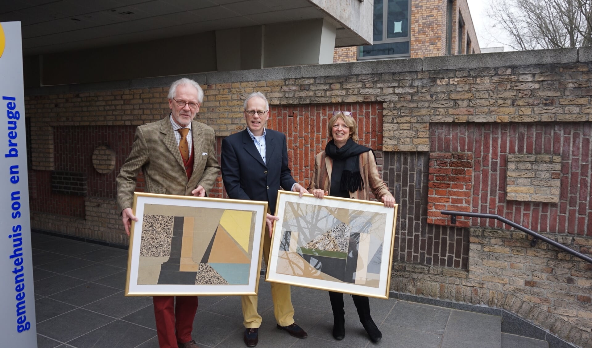 Burgemeester Hans Gaillard ontvangt de beide werken van Theo van Amstel uit handen van Frans en Petra van Straaten. Op de achtergrond het reliëf van het bordes van het gemeentehuis, eveneens van de hand van Theo van Amstel