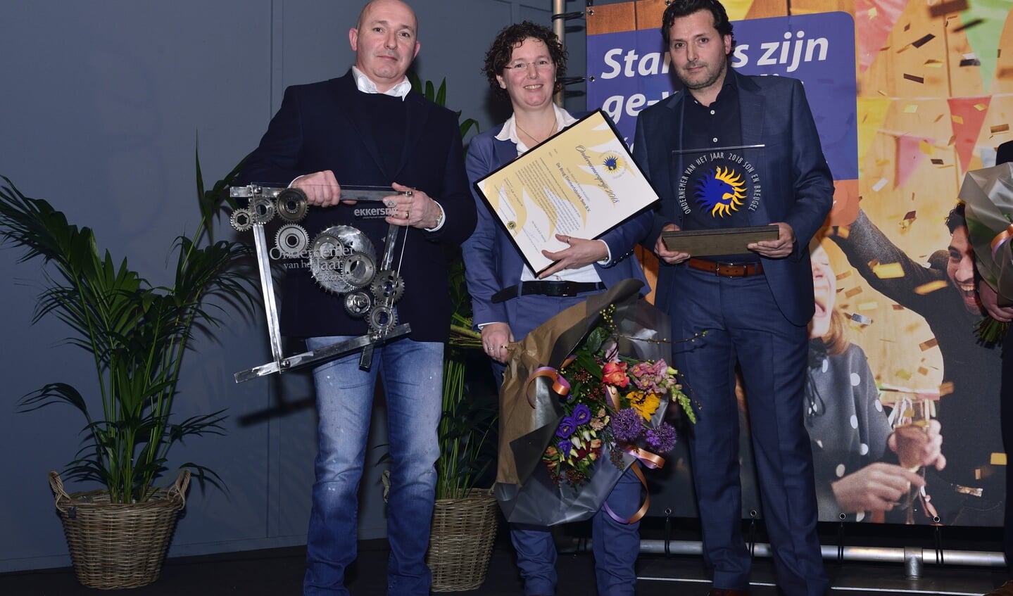 De winnaars Joop, Rianne en Henri Kastelijn, ondernemerverkiezing 2018, Ekkersrijt, De Brug Timmerfabriek