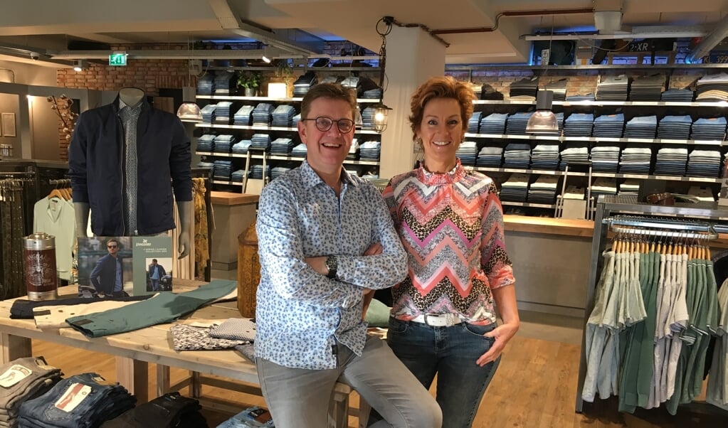 Chris en Diana Bergmans in hun winkel