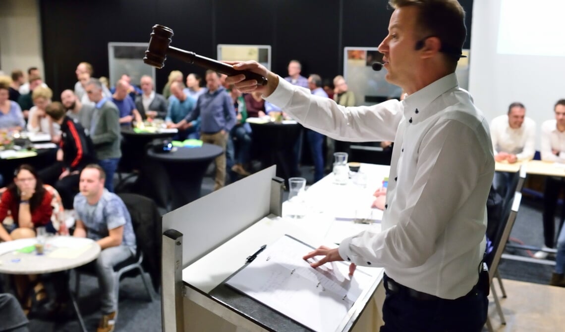 <p>Remco Heeren verkoopt de kavels aan de bezoekers (archieffoto)</p>