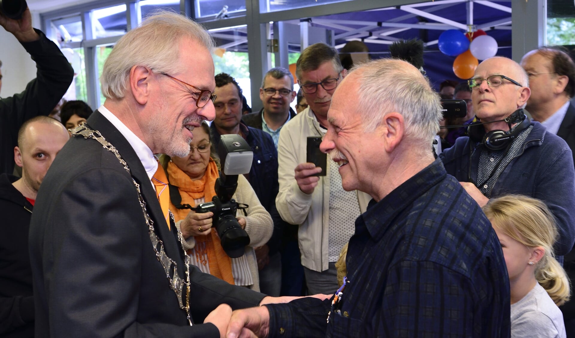 Hans Coolen rechts krijgt de felicitaties van burgemeester Hans Gaillard