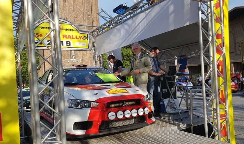 Burgemeester Hans Gaillard bij de start van de 55ste ELE Rally in Son en Breugel | Fotonummer: a3a275