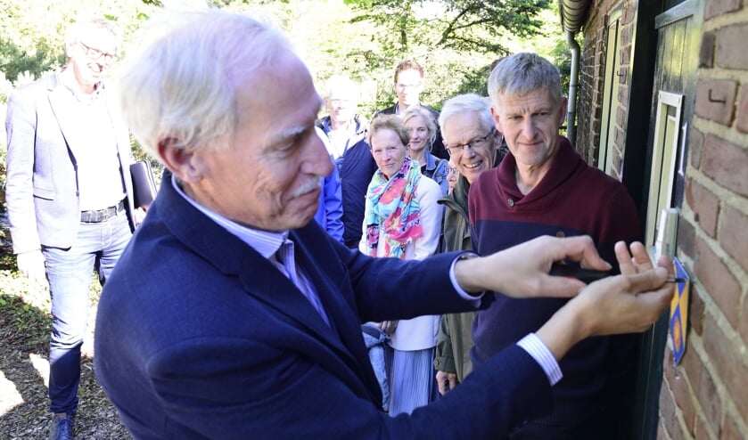 Wethouder Boersma plaatst monumentenschild op de gevel van Wolfswinkel 1 | Fotonummer: 031397