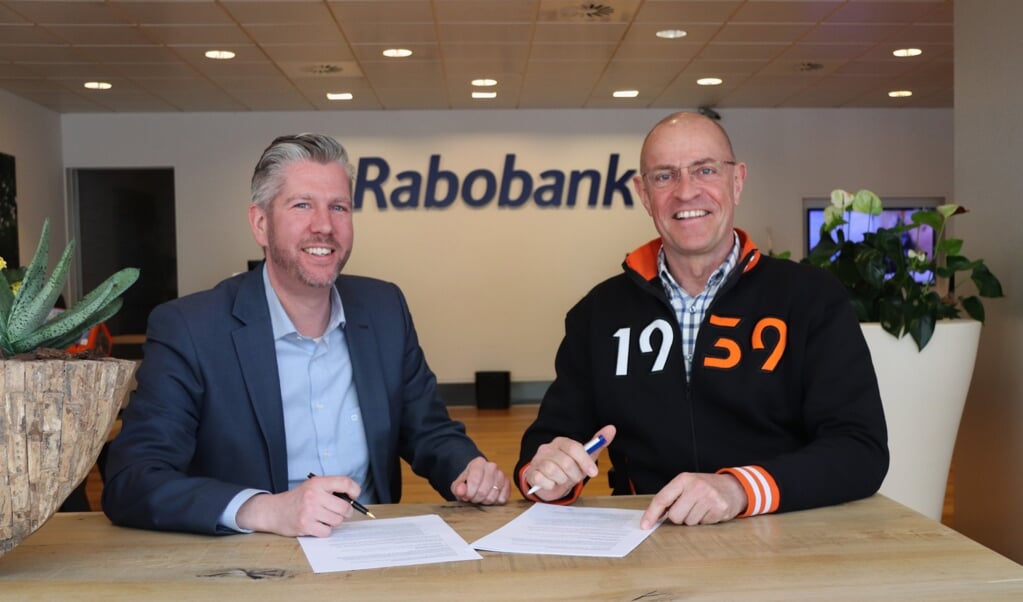 Patrick Wijns (l) en Willem van ’t Geloof ondertekenen de overeenkomst