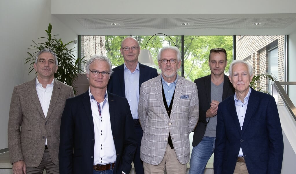 Jos de Bruin (DorpsVISIE), John Frenken (DorpsVISIE), gemeentesecretaris Rien Schalkx, burgemeester Hans Gaillard, Paul van Liempd (PvdA/GroenLinks) en Jan Boersma (CDA)