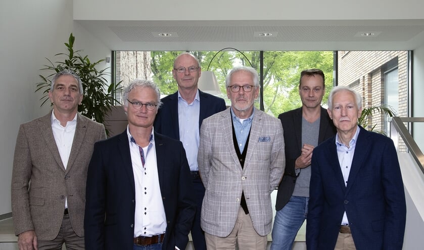 Jos de Bruin (DorpsVISIE), John Frenken (DorpsVISIE), gemeentesecretaris Rien Schalkx, burgemeester Hans Gaillard, Paul van Liempd (PvdA/GroenLinks) en Jan Boersma (CDA) | Fotonummer: cef2c0