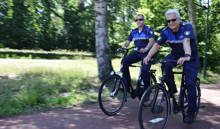 De BOA's Jurgen Peters (l) en Ronald van den Heuvel (r) op de fiets