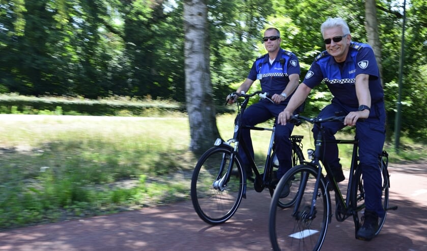 De BOA's Jurgen Peters (l) en Ronald van den Heuvel (r) op de fiets | Fotonummer: 2ef3e8