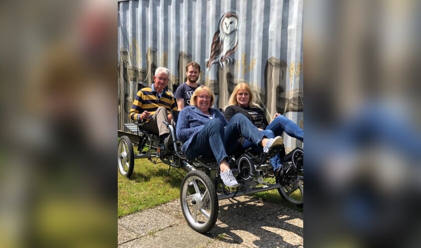 Op de fiets: Bezoekers Gerrit en Marieke en het personeel Hugo en Astrid | Fotonummer: e24764