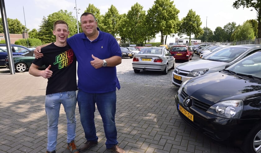 Han van Galen (r) en zijn collega Jason Peeters (l) van Autobedrijf Van Galen | Fotonummer: f190fe