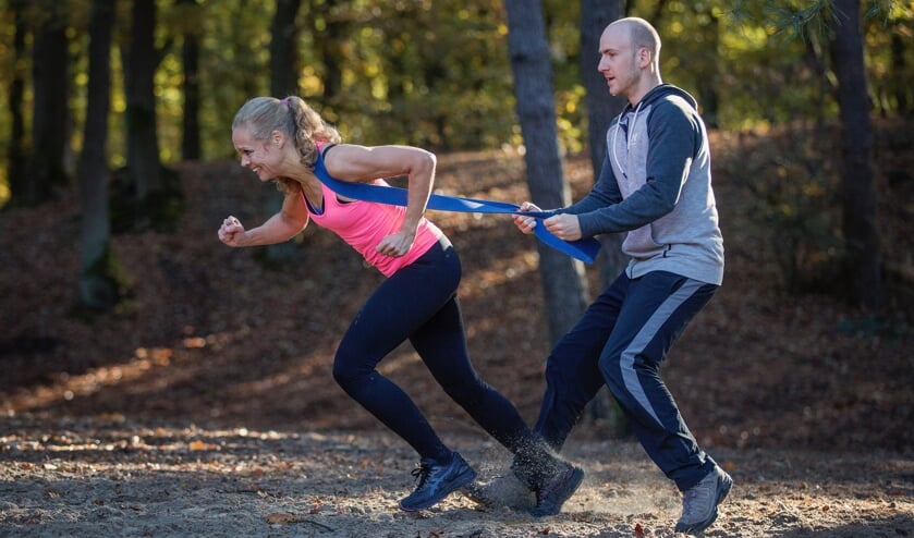 Trainer Stefan Hems geeft Ingrid Weijer kracht- en conditietraining | Fotonummer: d68b63