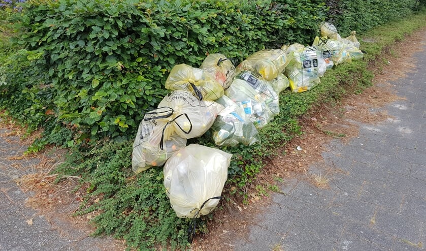 Her en der liggen zakken met plasticafval, straks misschien verleden tijd in Son en Breugel | Fotonummer: 9f7c61