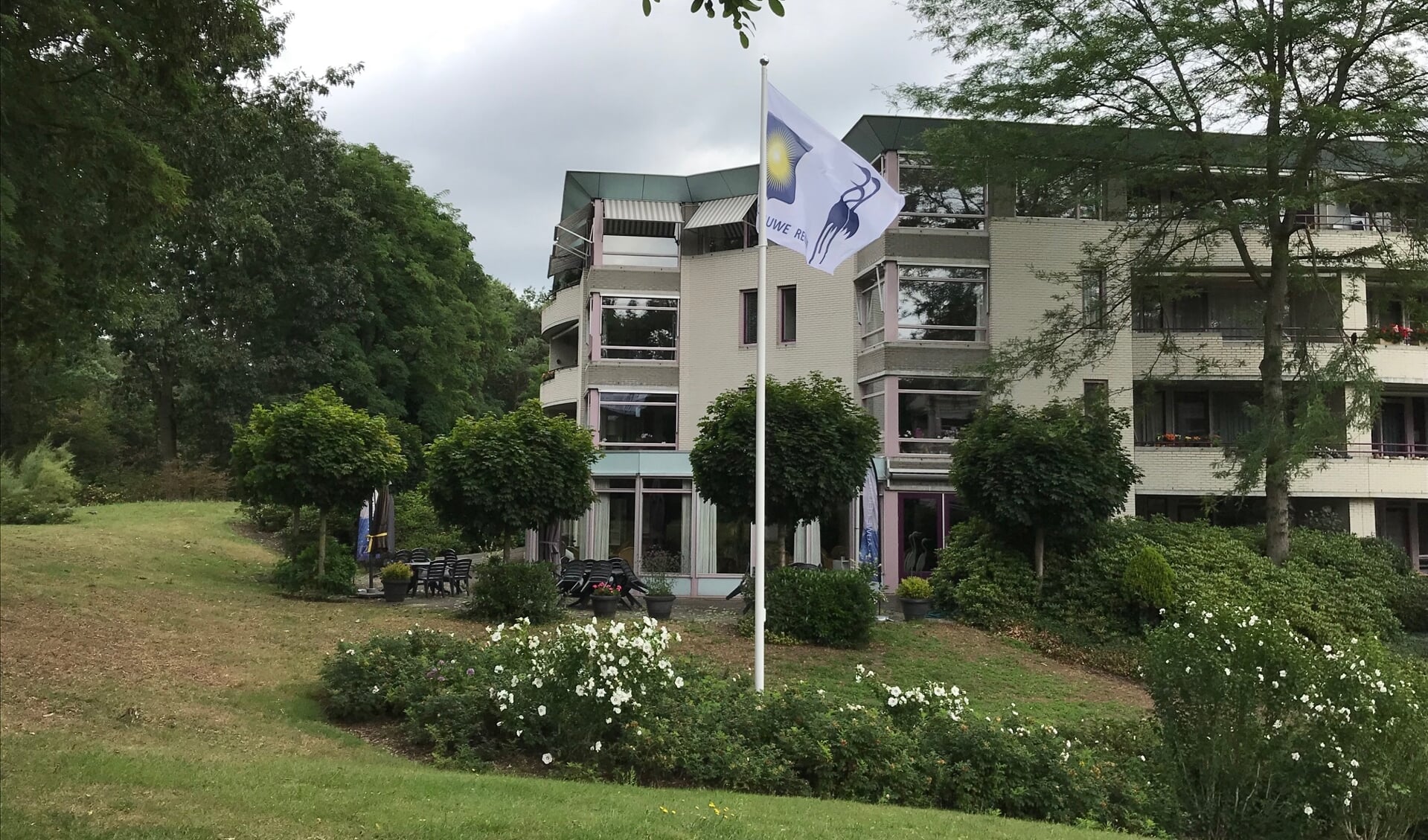 De vlag hangt in de top