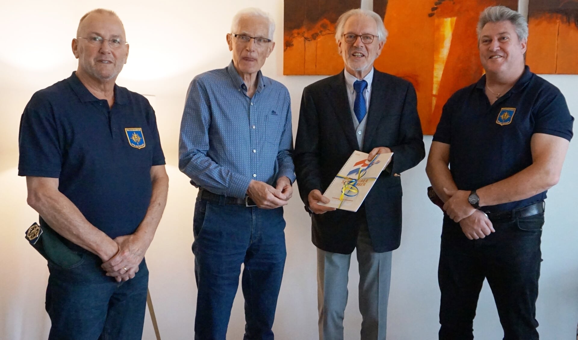 Hans Gaillard, met links van hem Henk Hutten, neemt het eerste lesboek in ontvangst (archieffoto)