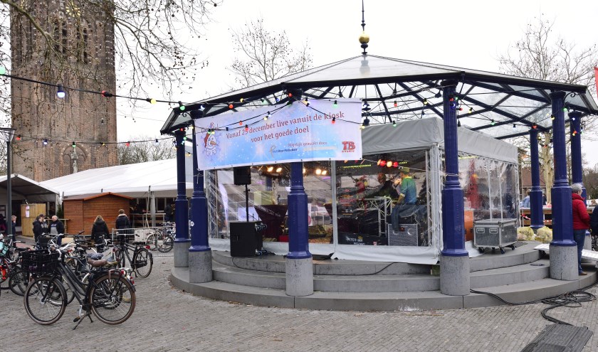 In de kiosk Snowradio met op de achtergrond de overdekte ijsbaan (Archieffoto 2018) | Fotonummer: d6e87e