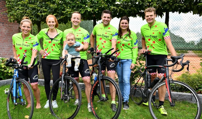 V.l.n.r.: Pauline Beeks, Yvonne Conijn, Wouter en Maarten Beeks, Ronnie Verhagen, Jeanette Smits, Sam de Haas. Op de foto ontbreken: Annabel Oey, Frederik Hermans, Rob Beeks | Fotonummer: 3a7a23