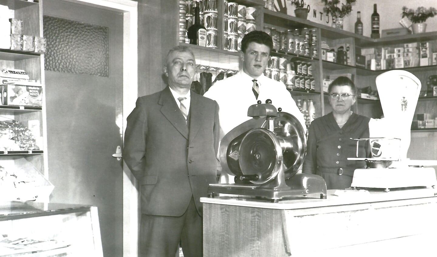 Jo had de winkel in 1959 overgenomen van zijn vader (v.l.n.r.: vader Toon, Jo en moeder Sien