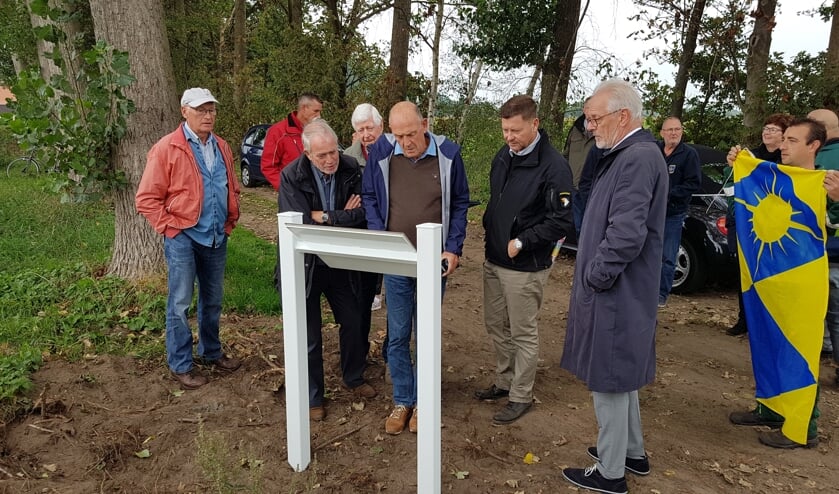 De burgemeester en ander belangstellendne bij de plaquette | Fotonummer: c6f93b