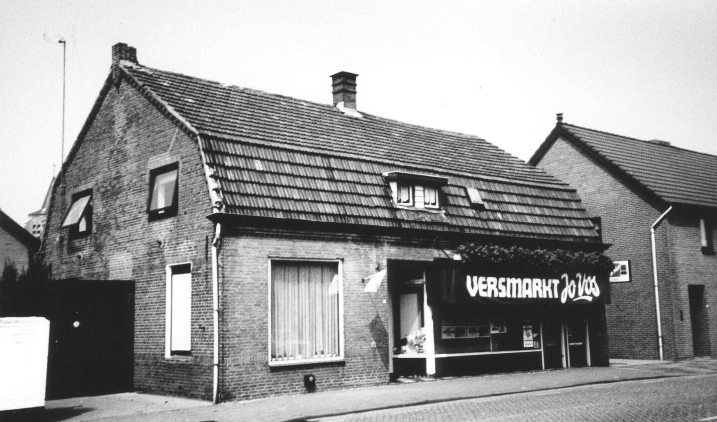 Het pand van de familie Vos-Van den Boogaard, Pieter Brueghelplein 7 te Breugel. Het winkelpand van de familie Vos-Dikker werd in 2003 afgebroken