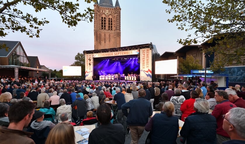 Veel belangstelling voor het Anjerconcert van het orkest van de Koninklijke Luchtmacht | Fotonummer: 9a997d