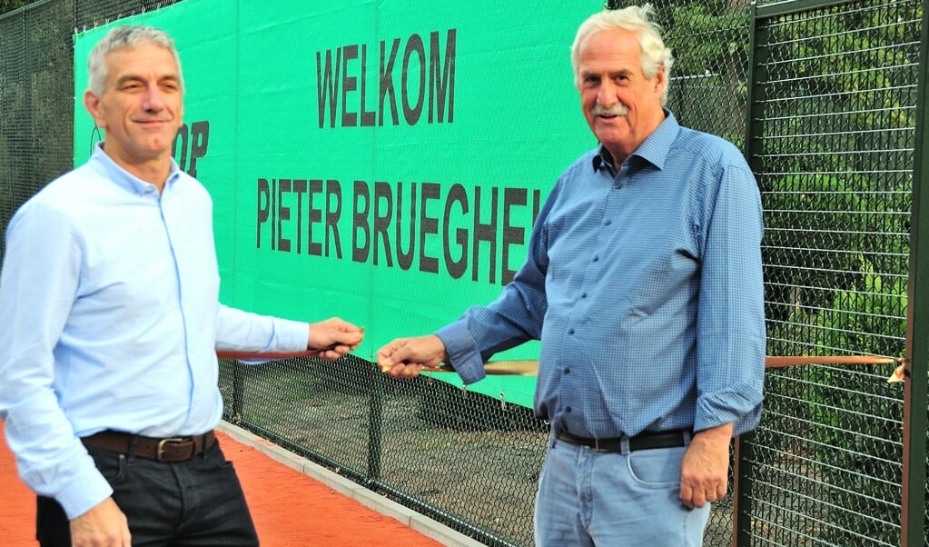 Wethouder De Bruin en voorzitter Paul Ruijters openen de nieuwe Smash Court tennisbanen bij TV Pieter Brueghel