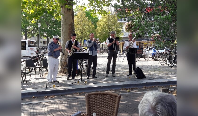 Het orkest De Klezkoppen met de Sonse Andreas Buijs | Fotonummer: c39892