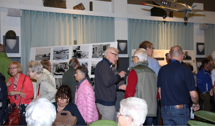 Drukte bij de opening van de expositie Son en Breugel 75 jaar bevrijd | Fotonummer: d3526b