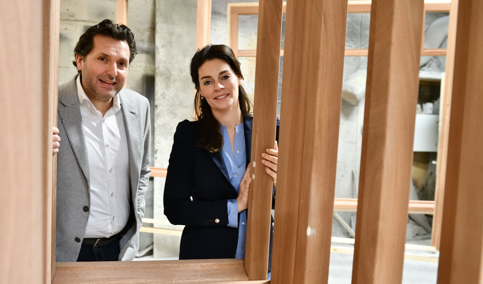 Joop (l) en Linda (r) in de timmerfabriek