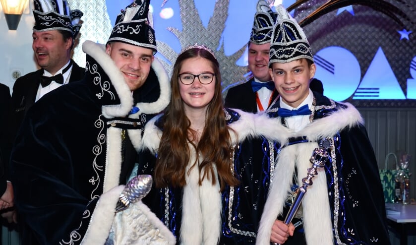 (vlnr) Prins Bas, jeugdprinses Sanne en jeugdprins Stan | Fotonummer: 9b0e57