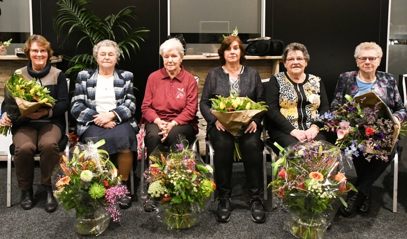 V.l.n.r.: Carin Hulsen, Gerry Senders, Riek van Kaathoven, Annie Warmoeskerken, Nettie Rovers en Sjaan van der Vorst | Fotonummer: 24d83f