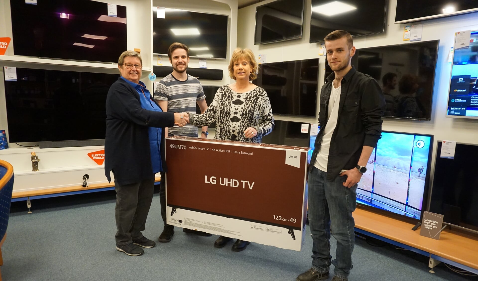 Mirjam, Rick en Luc nemen de tv in ontvangst