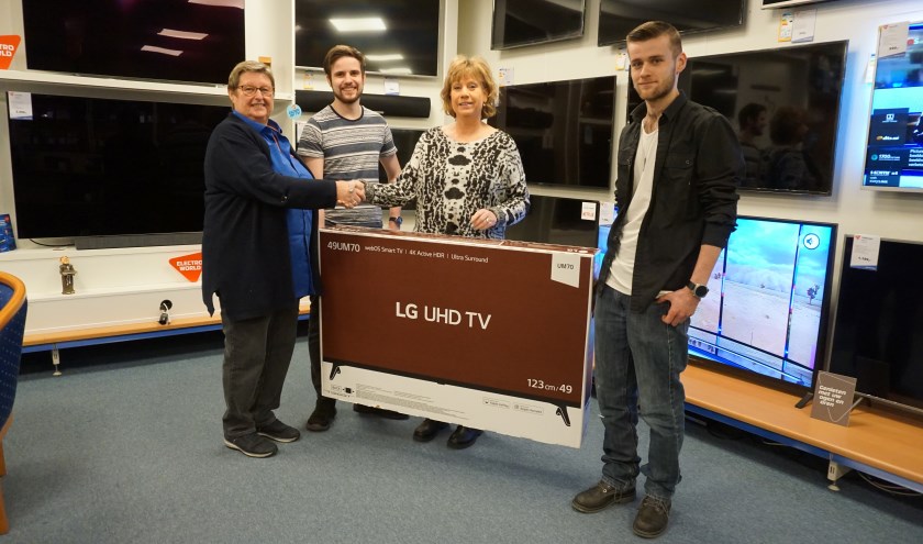 Mirjam, Rick en Luc nemen de tv in ontvangst | Fotonummer: 2d5c76