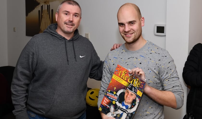 Richard van der Plas overhandigd de carnavalskrant/magazine aan Prins Bas | Fotonummer: 24e13d