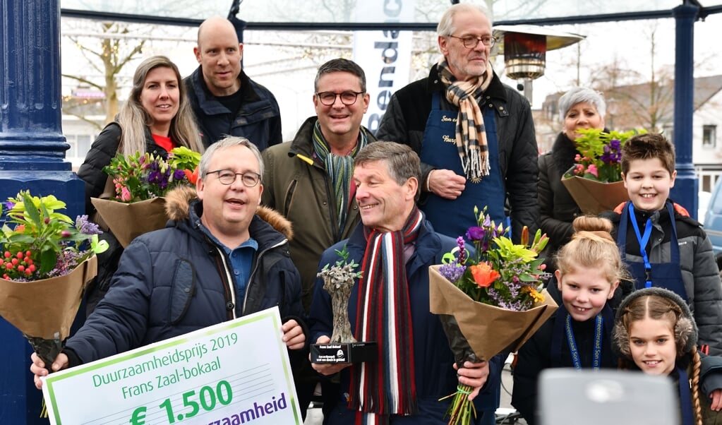 Op de voorgrond hebben Maurice Peeters en Thijs Wijnakker namens SonenBreugelVerbindt de prijs in ontvangst genomen