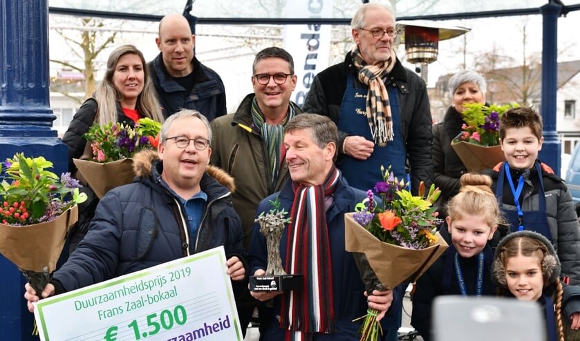 Op de voorgrond hebben Maurice Peeters en Thijs Wijnakker namens SonenBreugelVerbindt de prijs in ontvangst genomen | Fotonummer: 338579