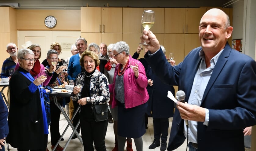 Frits Helders heft het glas op het nieuwe jaar | Fotonummer: 3f1d1b