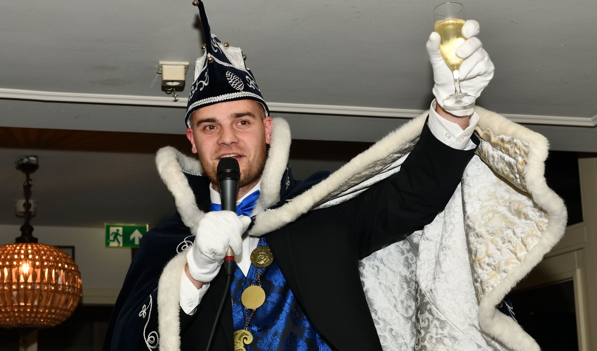 Prins Bas heft een glas champagne op het  nieuwe carnavalsseizoen (archieffoto)