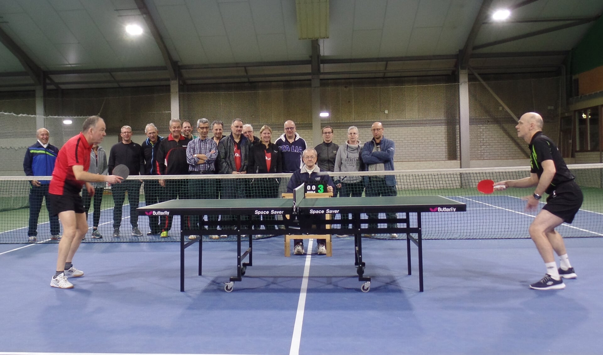 Winnaar Eric van den Hurk (r) en Roland Robinson (l) tijdens de finale