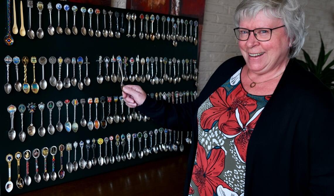 <p>Annet van den Boogaard bij haar verzameling theelepeltjes</p>